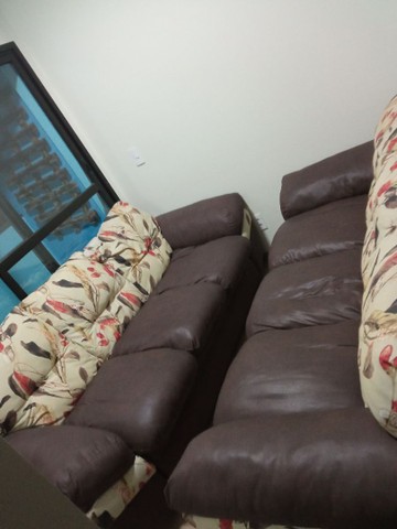 Vendo 2 sofás de 3 lugares cada um muito confortável e conservado...tecido impermeável!!