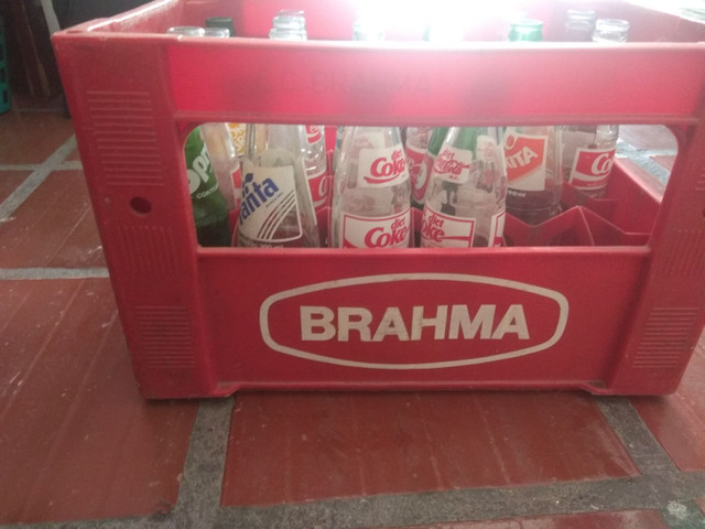 Garrafas de refrigerantes antigas com a caixa - Foto 2