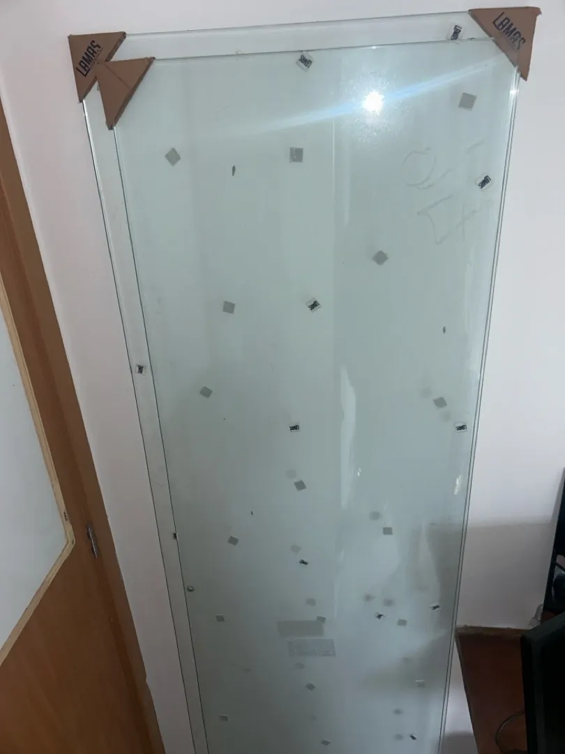 Painel box para banheiro incolor ferragens branca.