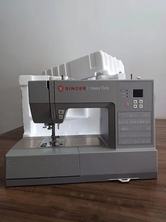Máquina de costura reta Singer Heavy Duty HD6605 portátil