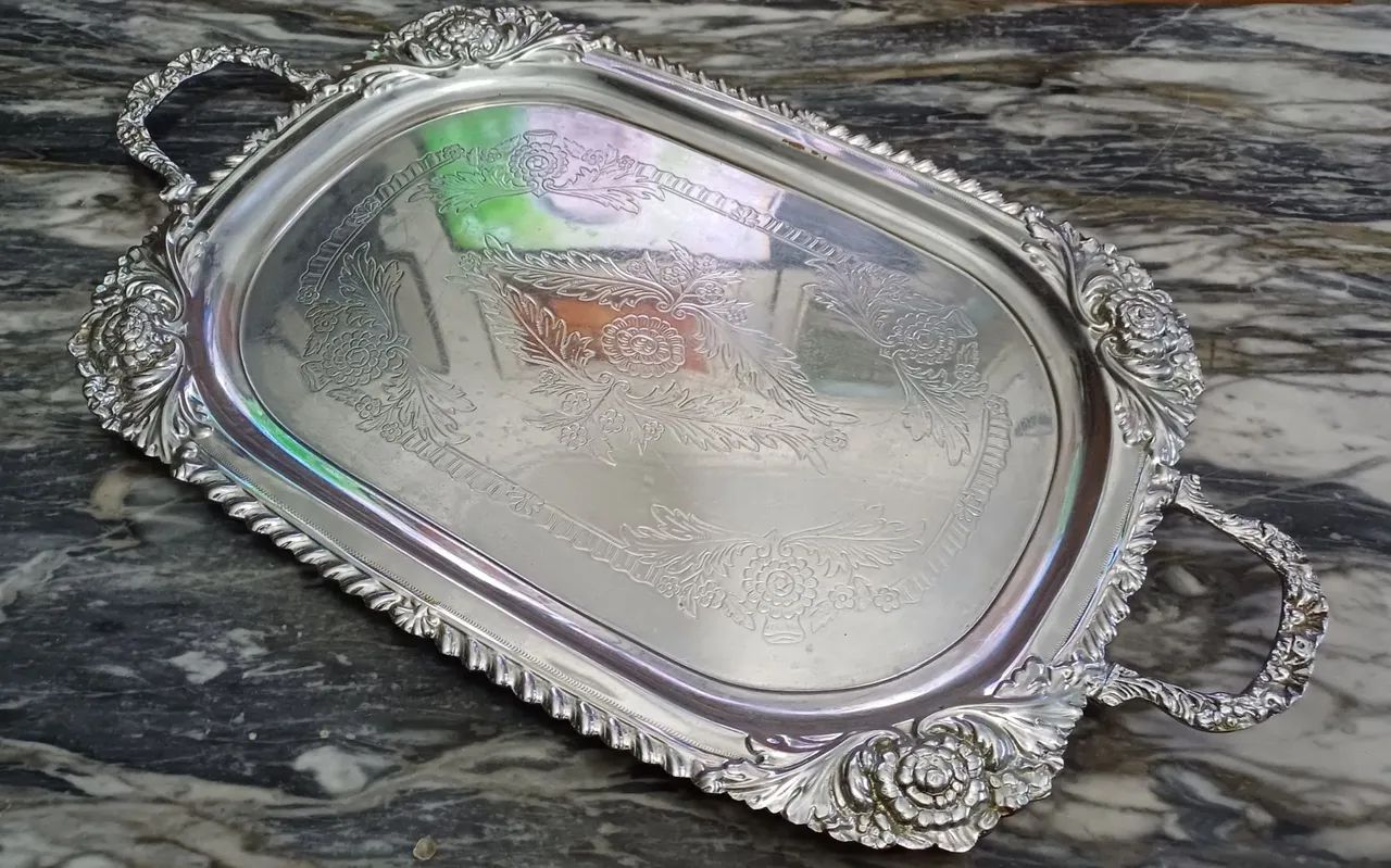 Bandeja geande de metal pesado e resistente, antiga