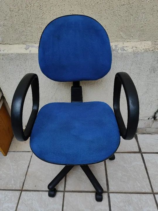 Cadeira Azul com Rodinhas e Braço
