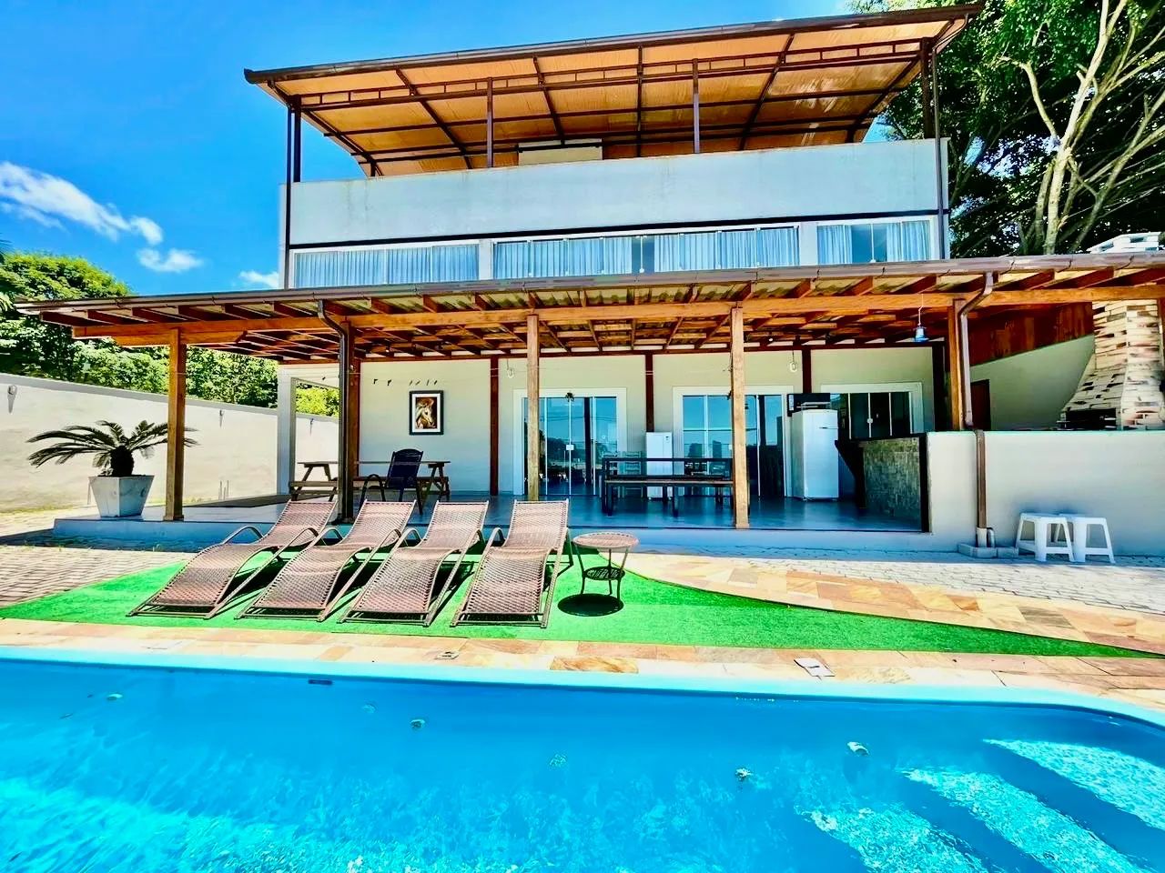 Linda casa com piscina , 04 suítes , 06 vagas garagens .