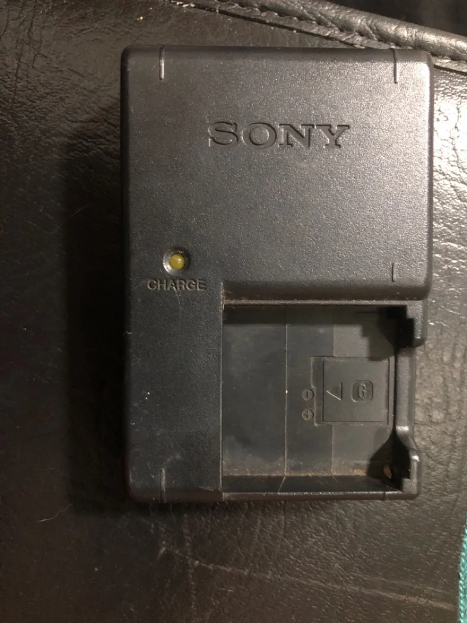 Carregador de Bateria Sony NP-BG1 e NP-FG1.