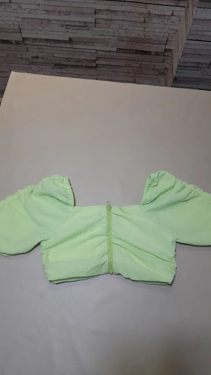 Vendo  Blusa  Croped de seda verde tamanho 13-14 anos seminovas. 
