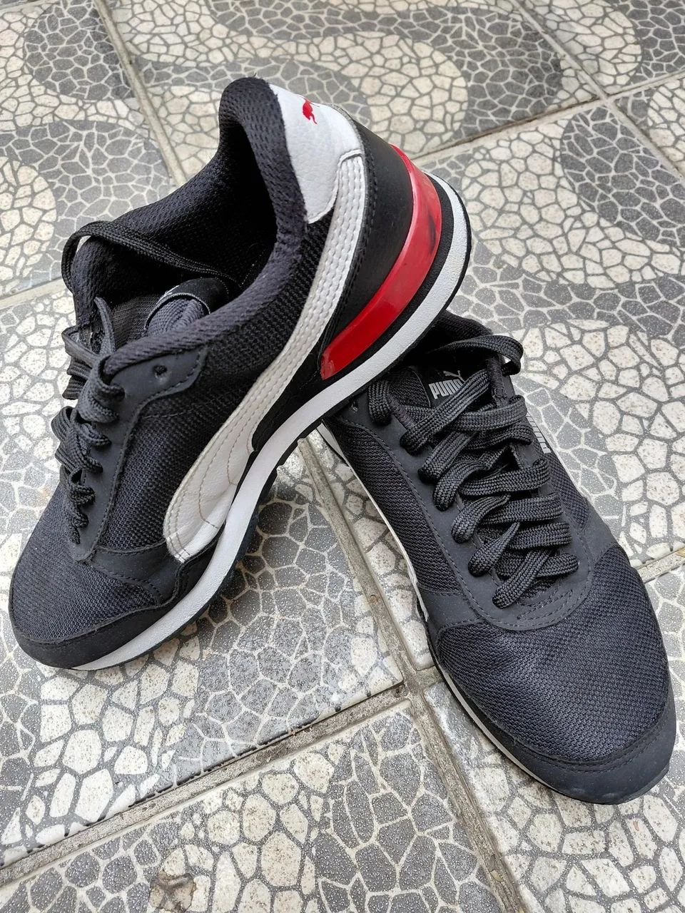 Tênis Puma Preto com Detalhes em Branco e Vermelho - Foto 4