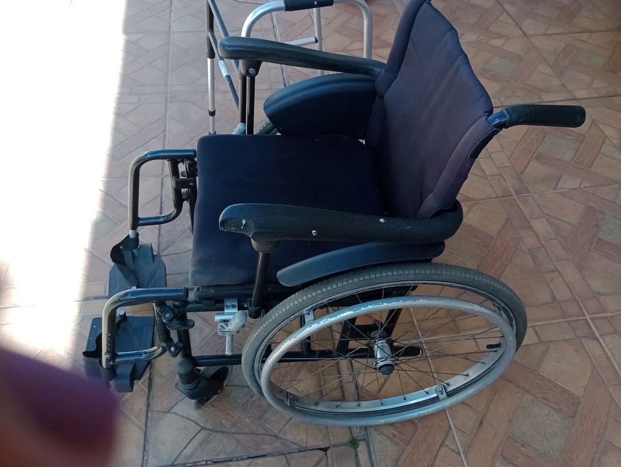 Cadeira de rodas e andador - Foto 2