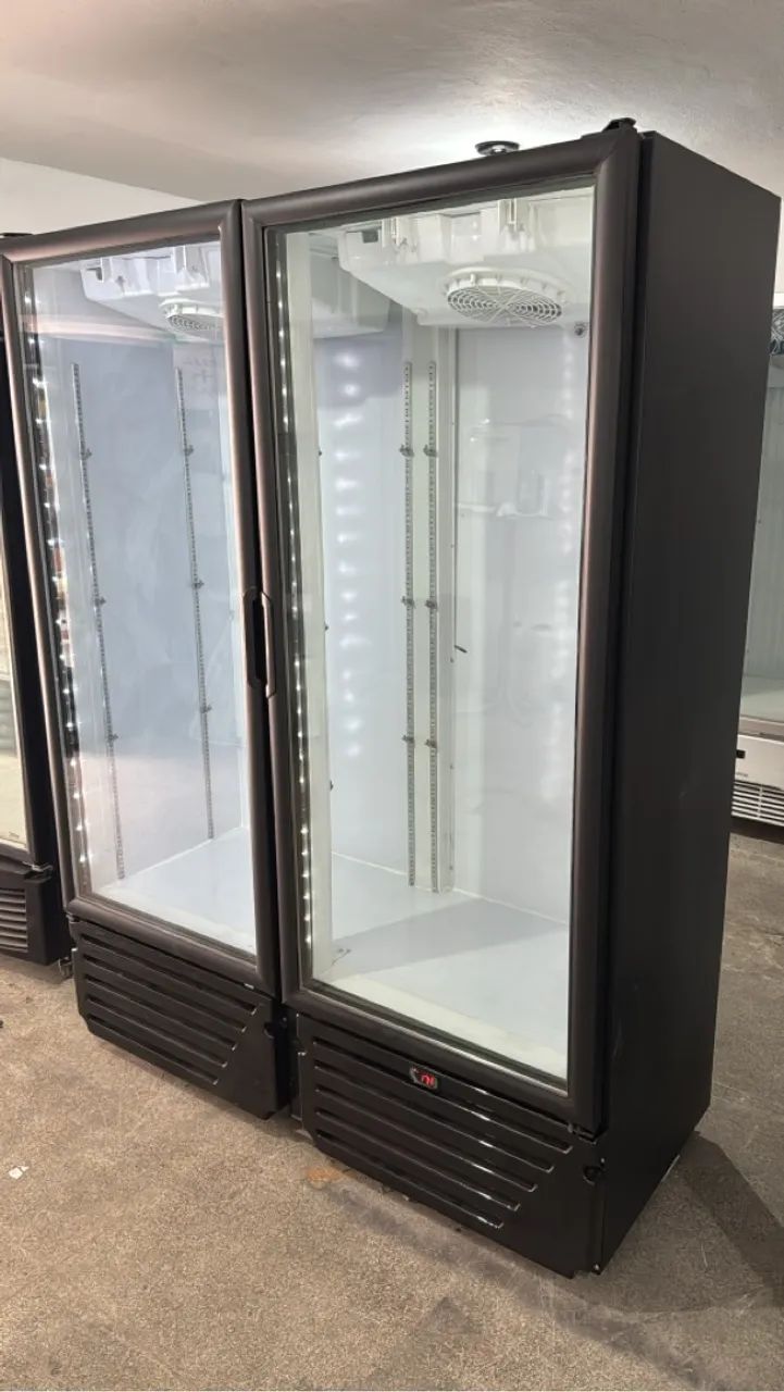 Geladeira expositora 2 portas de vidro 1200 litros black