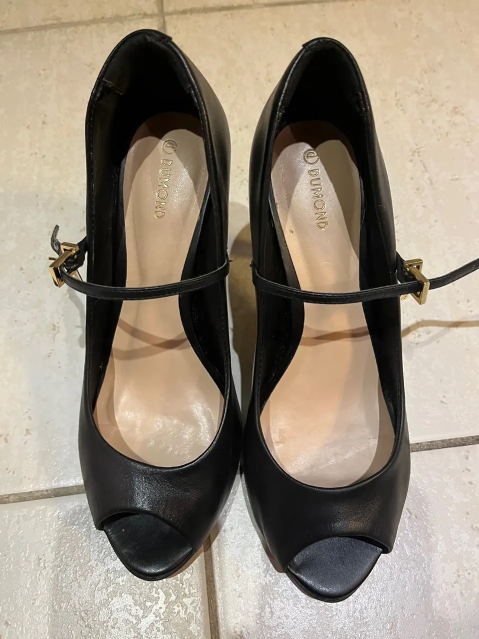 Salto peep-toe Dumond em couro