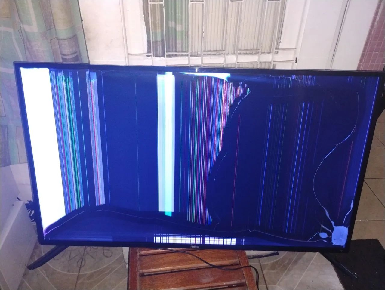 TV PHILCO LED SMart 50 polegadas Modelo PTV50D60SA Tela Trincada ligando  - Foto 3