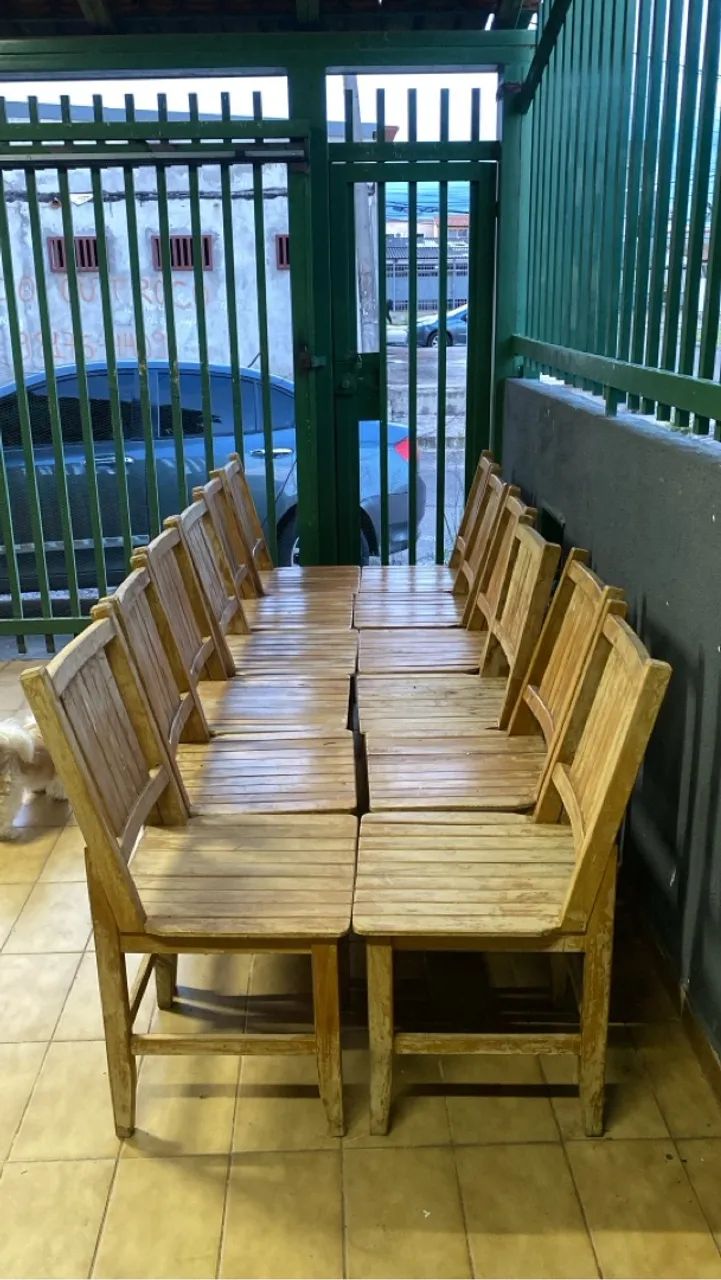 Mesa de madeira com 12 cadeiras  - Foto 4