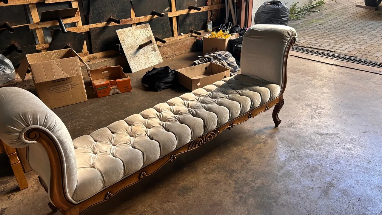 Chaise Longue Clássica em Madeira Entalhada