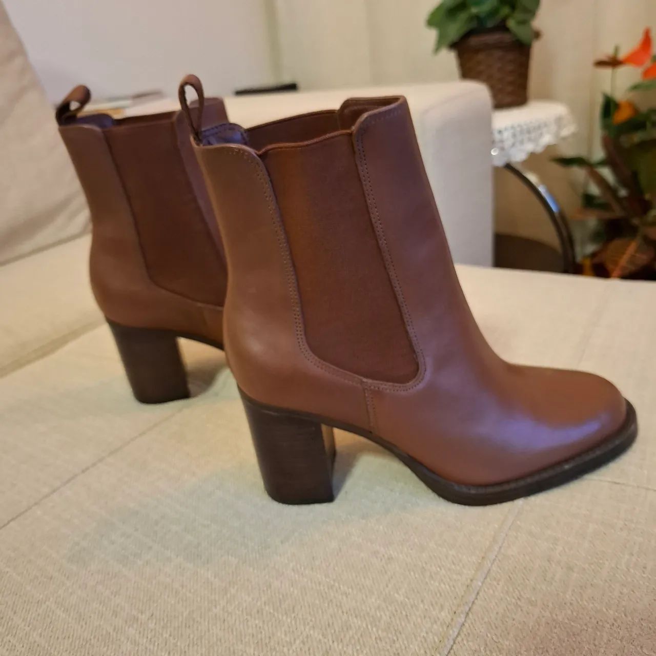 Bota de Couro Marrom - Elegância em Cada Passo - Foto 4