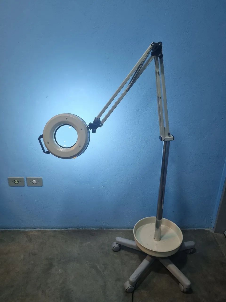 Lupa luminaria articulada com rodízio 