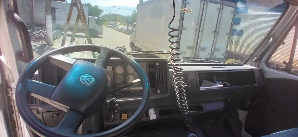 Vendo caminhão Volks com bau 8 mts