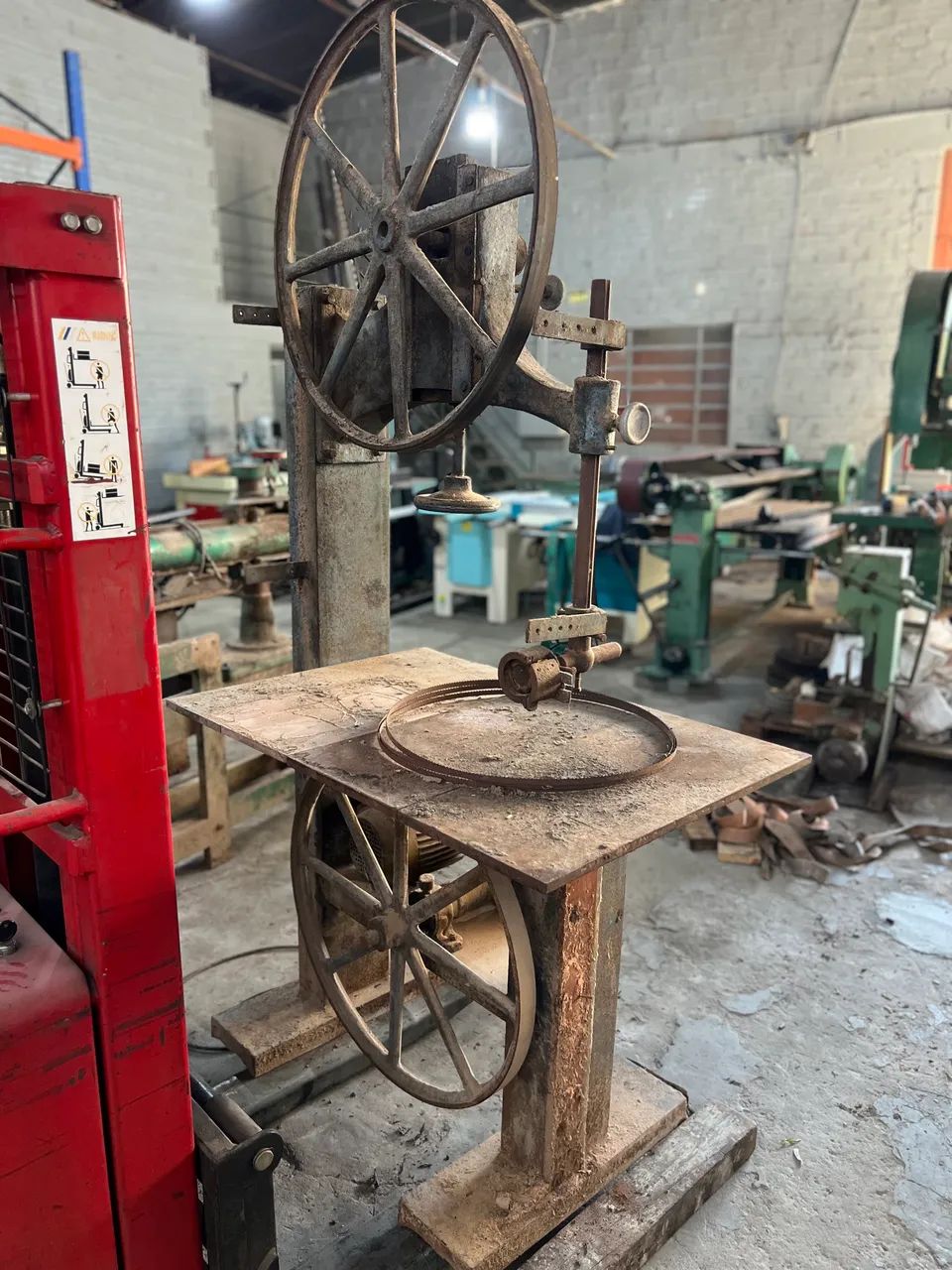 3 Máquinas para marcenaria Serra fita, furadeira de corrente, prensa hidráulica 