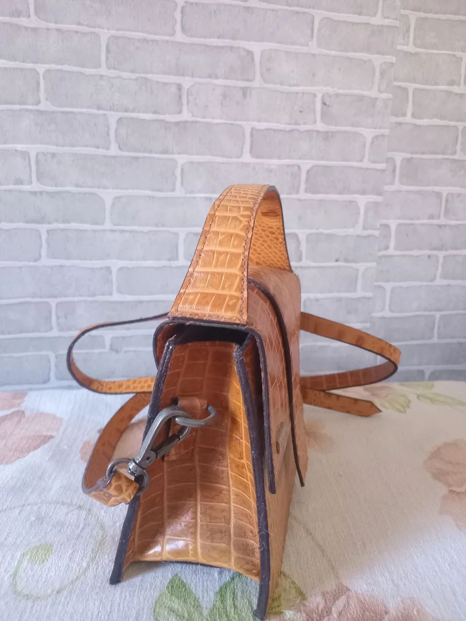 Bolsa semi nova divina Luz couro legítimo  - Foto 3