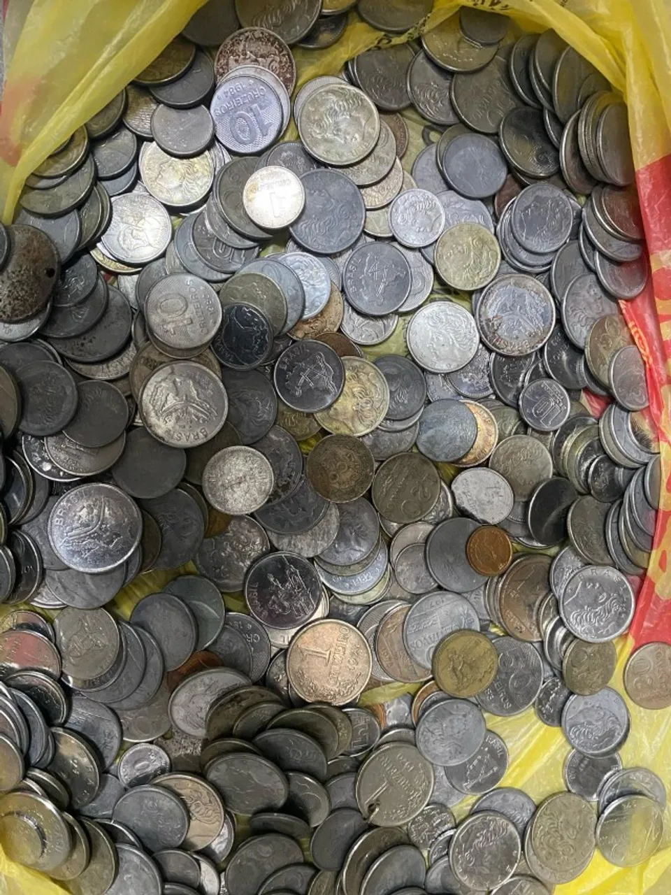 Coleção de moedas, anos 50,60,70,80,90,2000 e de outros países.