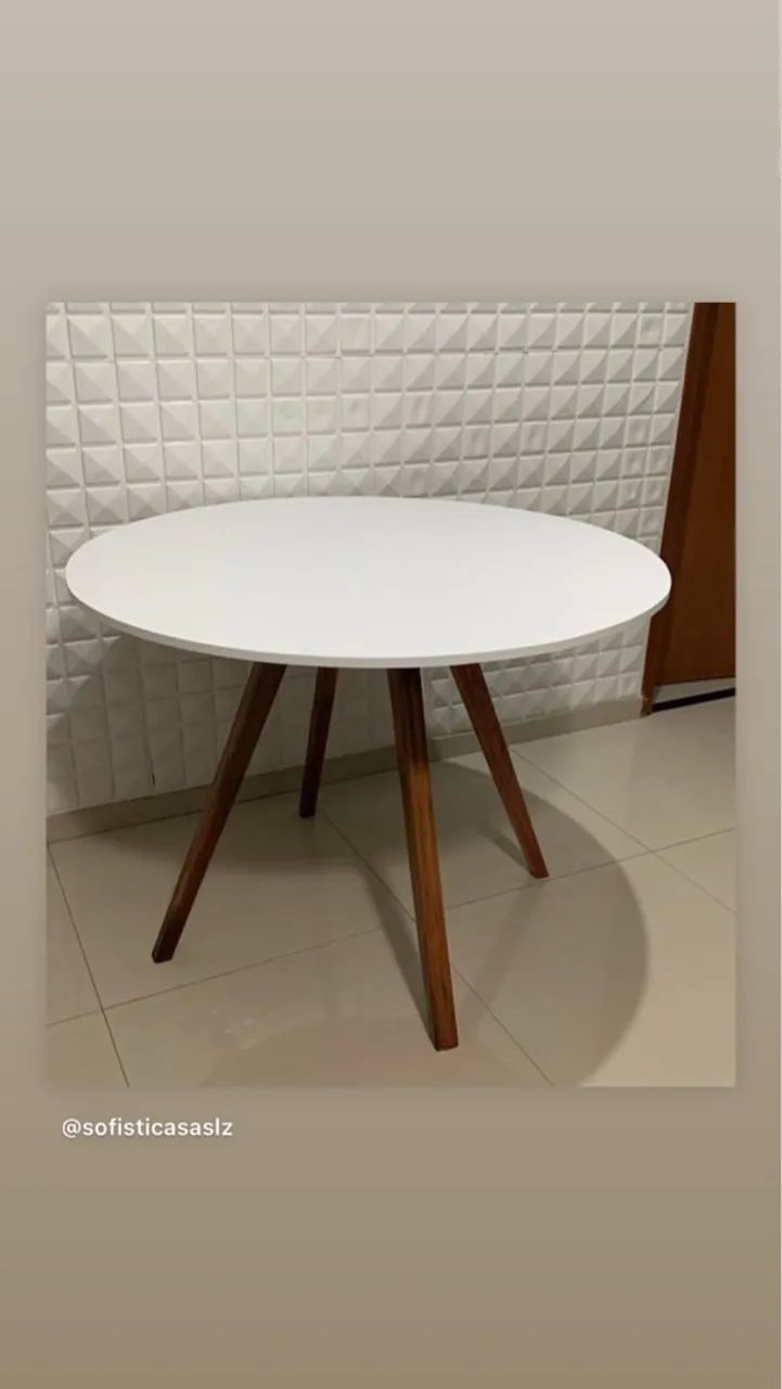 Mesa redonda branca com pés de madeira promoção  - Foto 5