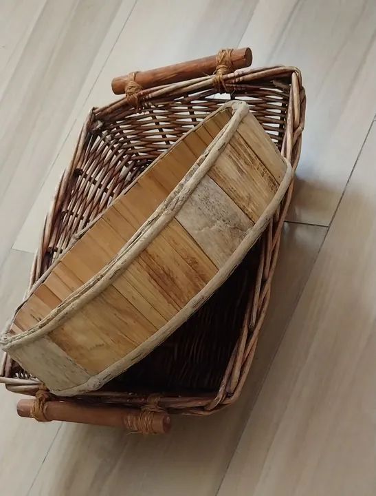 2 cestos,1 de vime e outro de palha redondo para decoração 