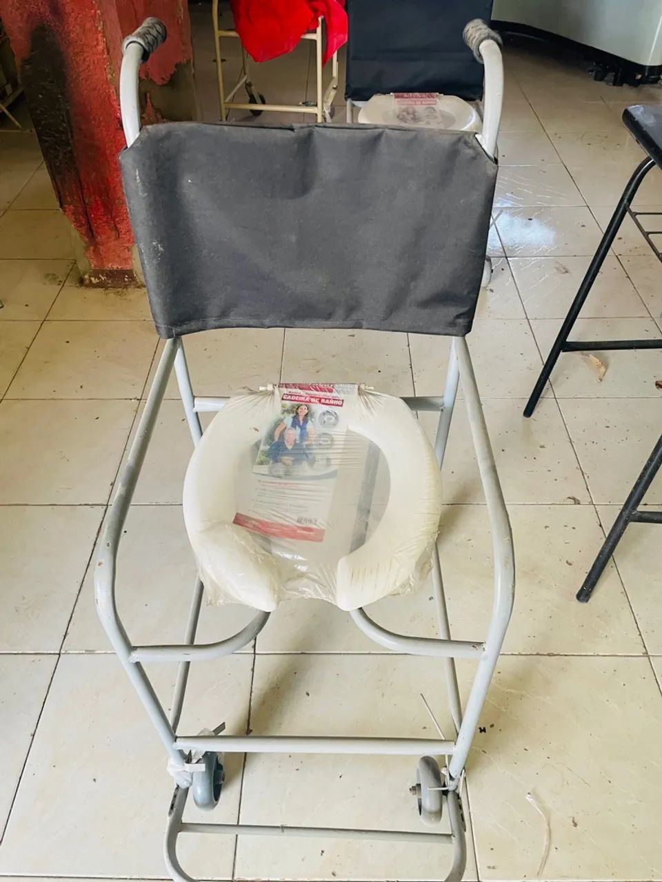Cadeira de Banho - Ideal para Idosos e Pessoas com Mobilidade Reduzida - Foto 2
