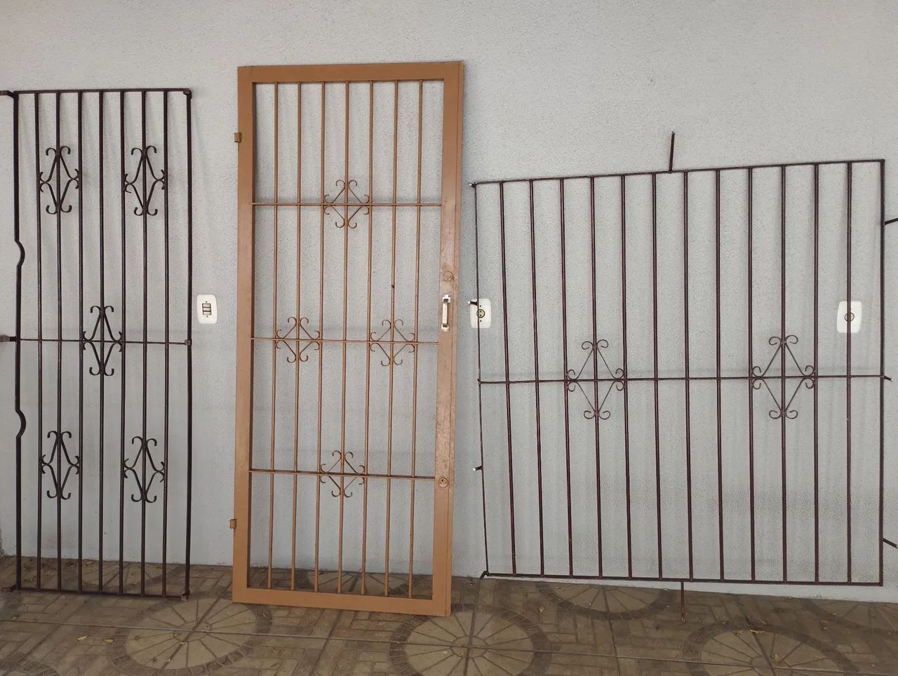 Grades de ferro para porta e janelas, e Porta de ferro