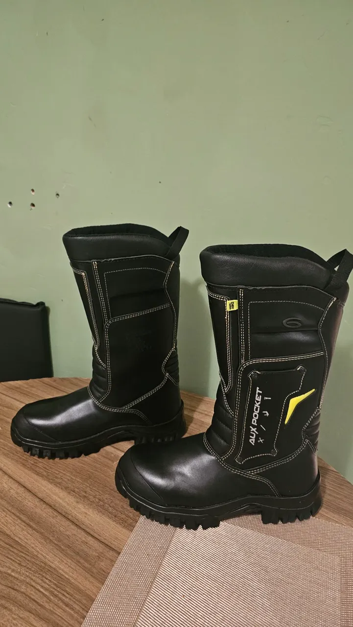 Botas de Incêndio - numero 37 apenas 590