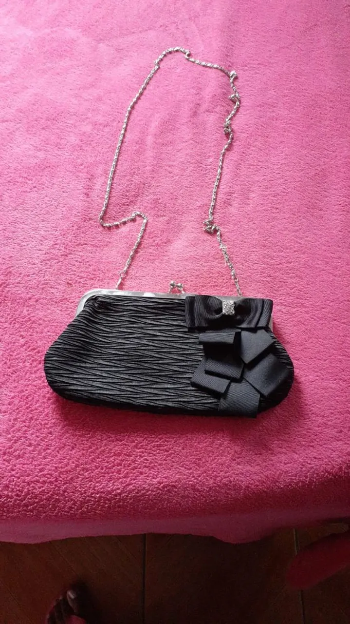 Bolsa de festa preta com detalhes de laço