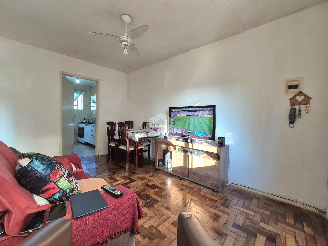 Apartamento de 2 dormitórios e 1 vaga de garagem, no bairro Humaitá, em Porto Alegre.
