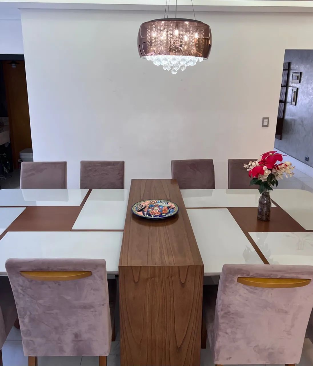Mesa de Jantar Elegante com Detalhes em Madeira e Vidro - Foto 3