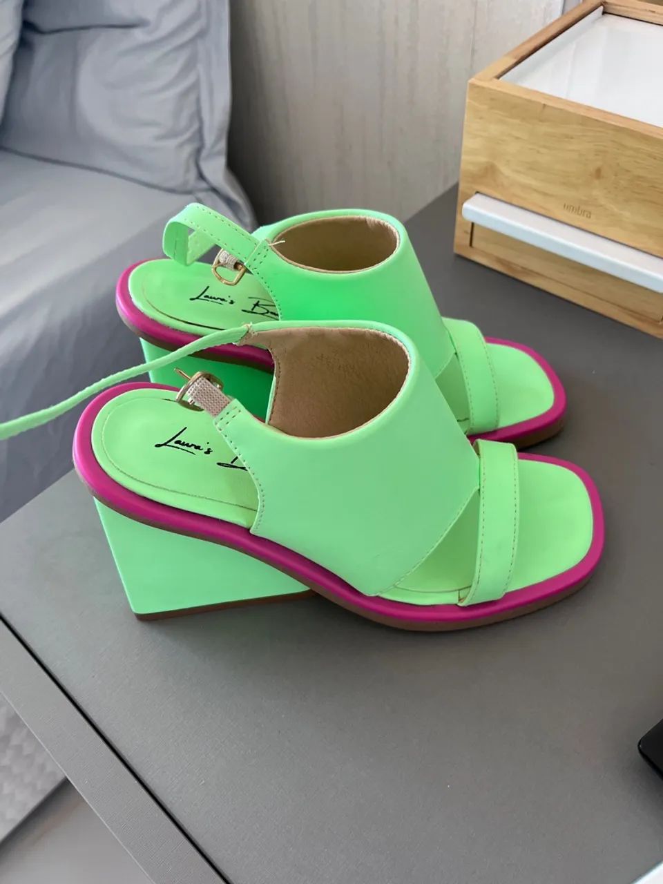 Sandália Verde com Detalhe Rosa - Linda e Moderna - Foto 3