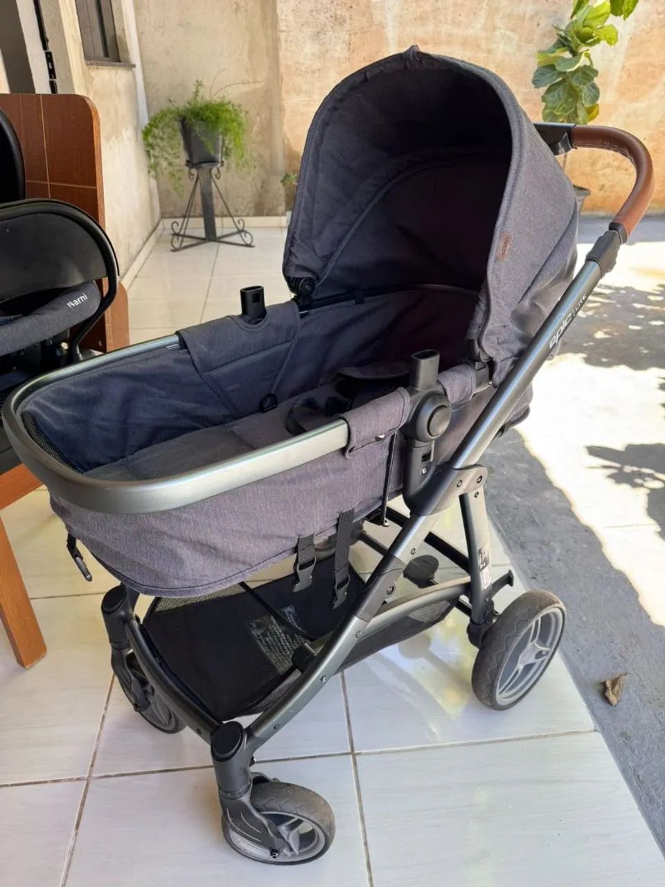 Carrinho de bebê com bebê conforto epic lite