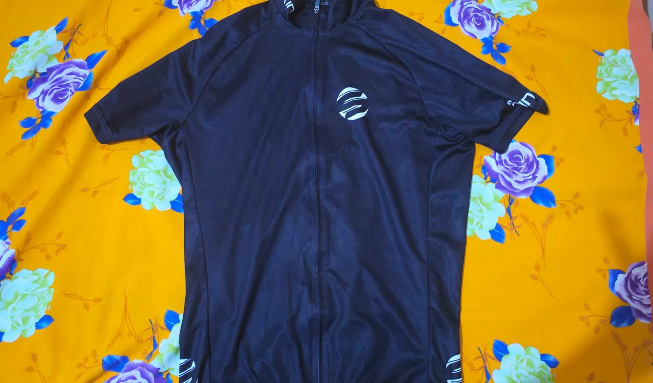 Camisa de Ciclismo Preta com Zíper e short - Design Exclusivo