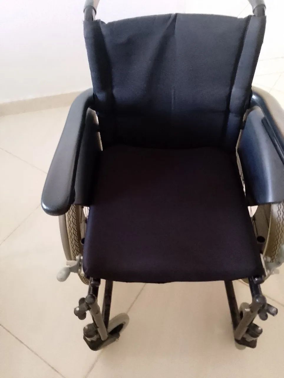 Cadeira de rodas dobrável marca Jaguaribe  - Foto 2