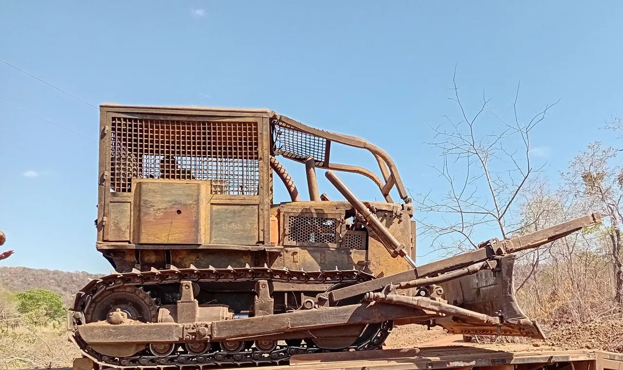 Vende se um trator de esteira D50, ano 86