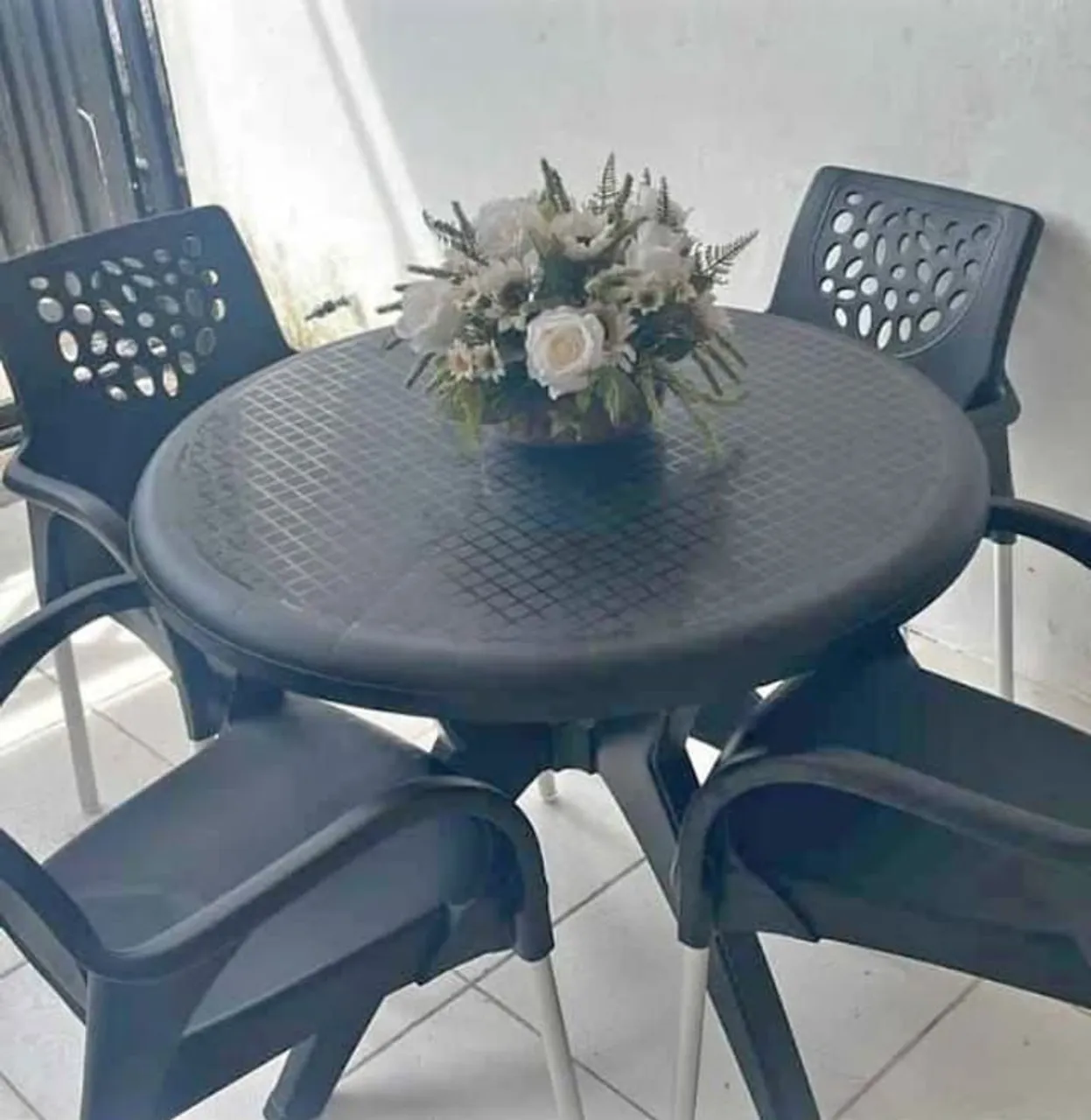 Conjunto de Mesa com 4 Cadeiras poltronas