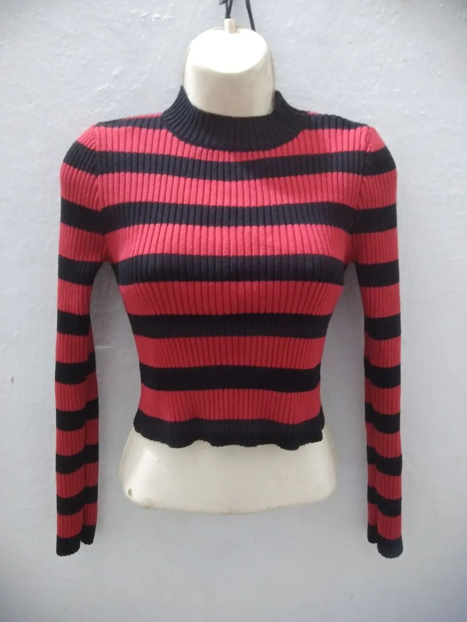 Cropped tricô vermelho com preto