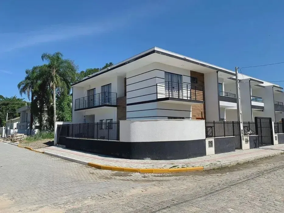 Sobrado com 3 suítes e piscina - CENTRO - Balneário Piçarras - SC