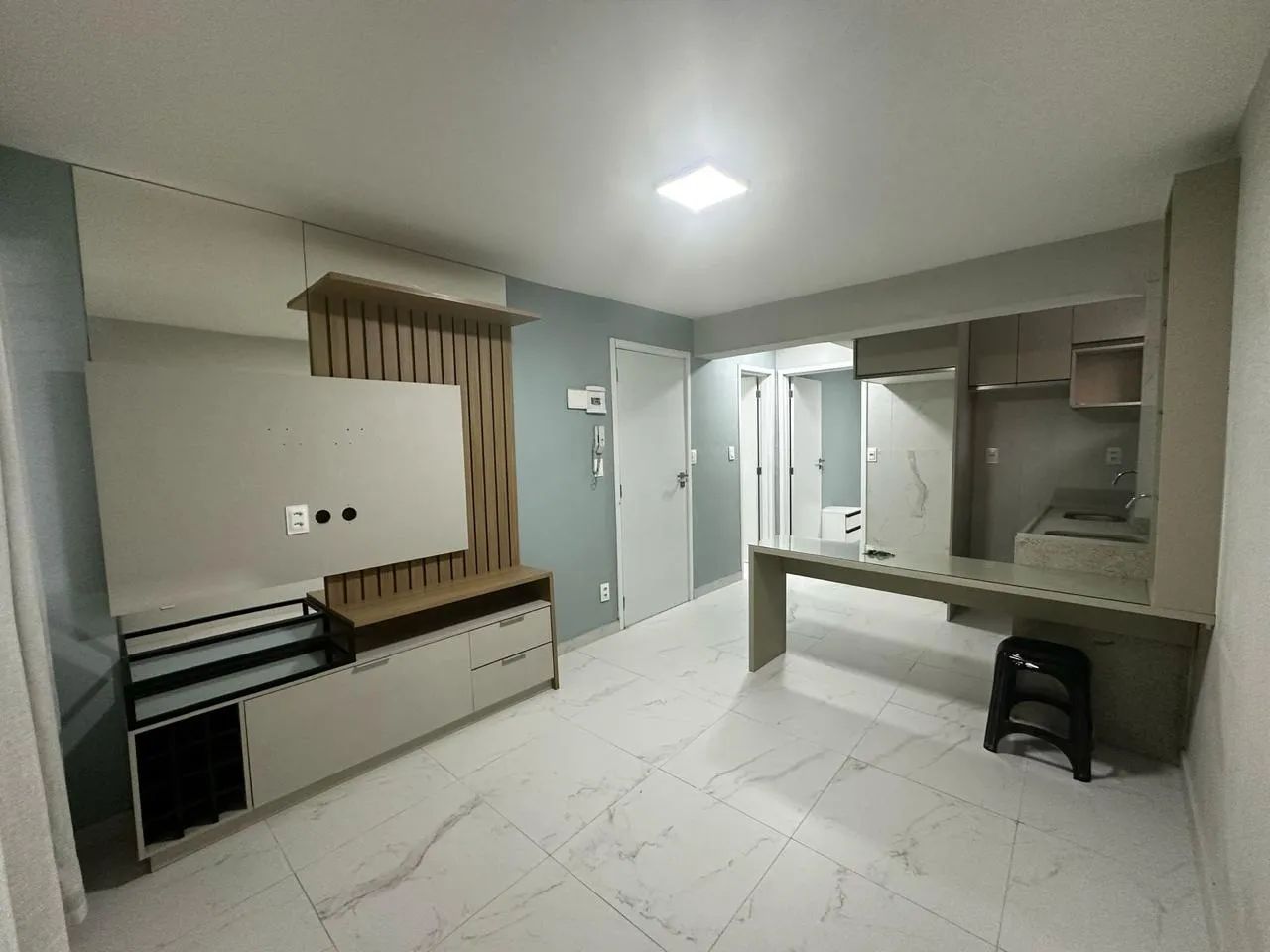 APARTAMENTO PARA ALUGUEL NA NAVEGANTES POSSUI 45 METROS REVESTIMENTOS NO PISO E ARMÁRIOS T