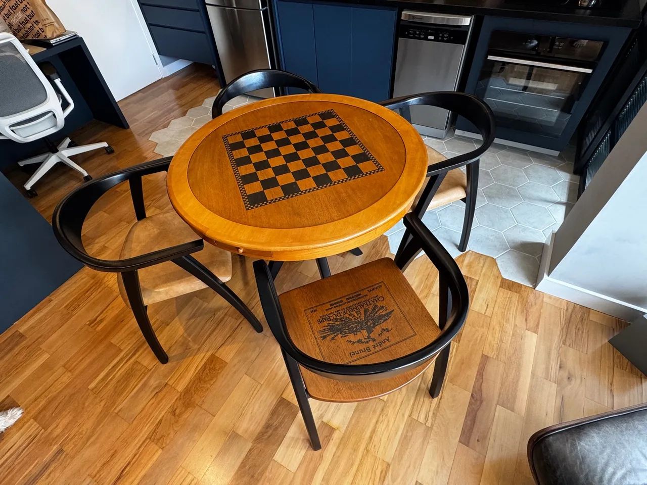 Mesa de jogos redonda com tampo verde e cadeiras - Foto 3