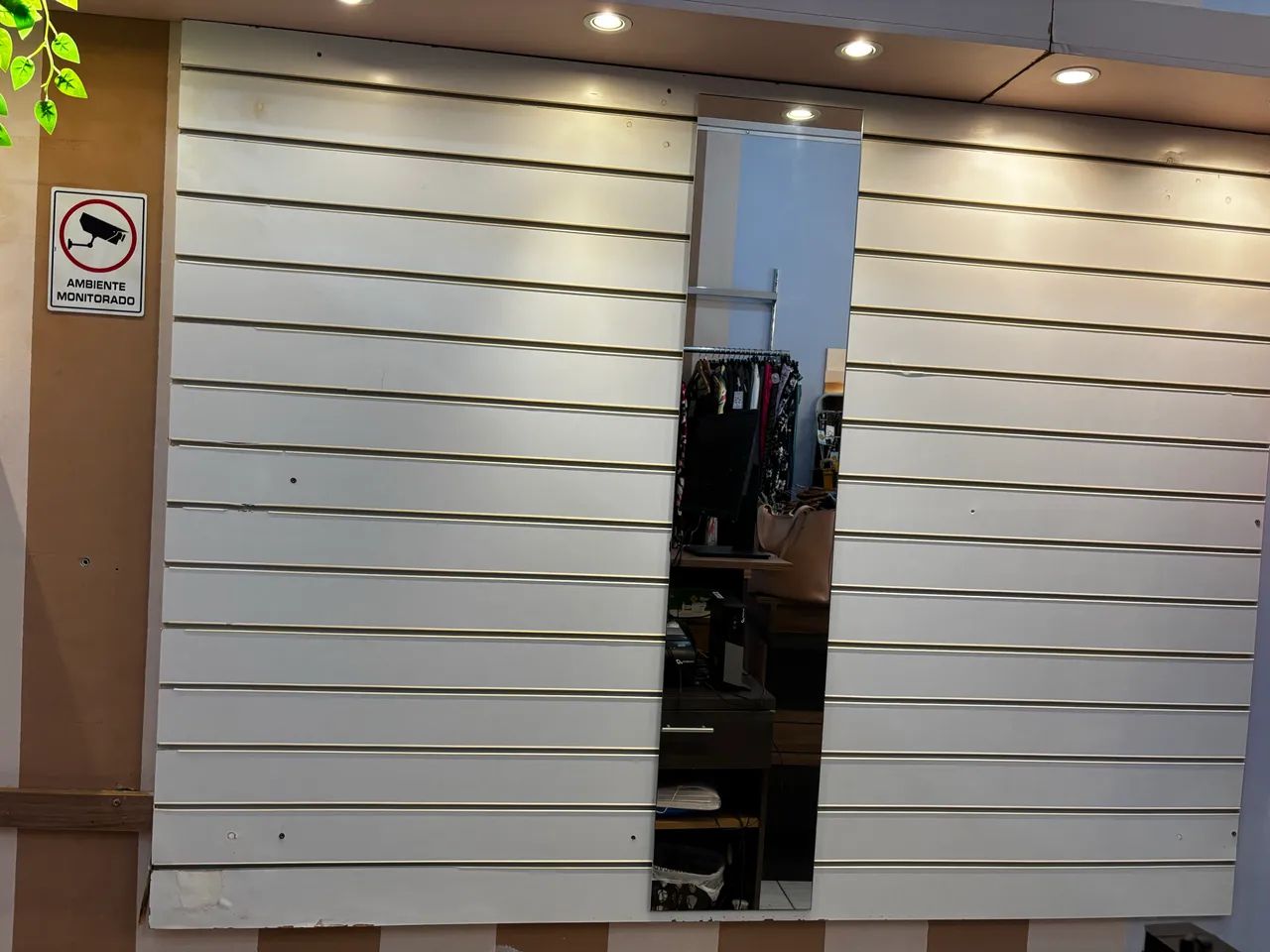 Painel Canaletado com espelho e Led ganchos e cubo expositor 