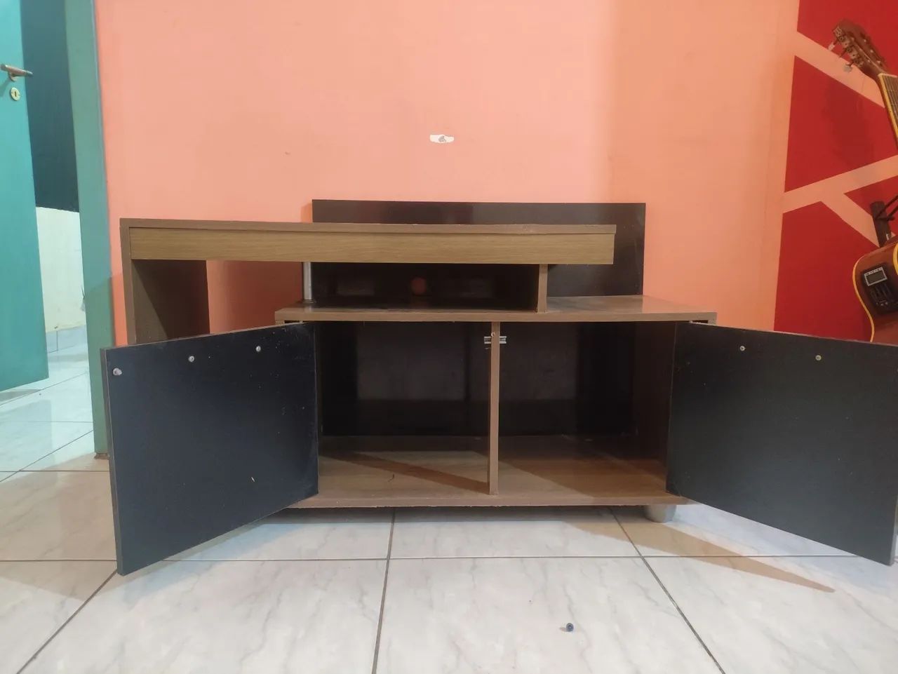 Rack / Painel para TV com Portas e Nicho - Madeira e Preto - Foto 4