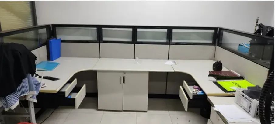 Mesa escritório tipo Baia para 2 pessoas com gaveteiro. Padrão banco