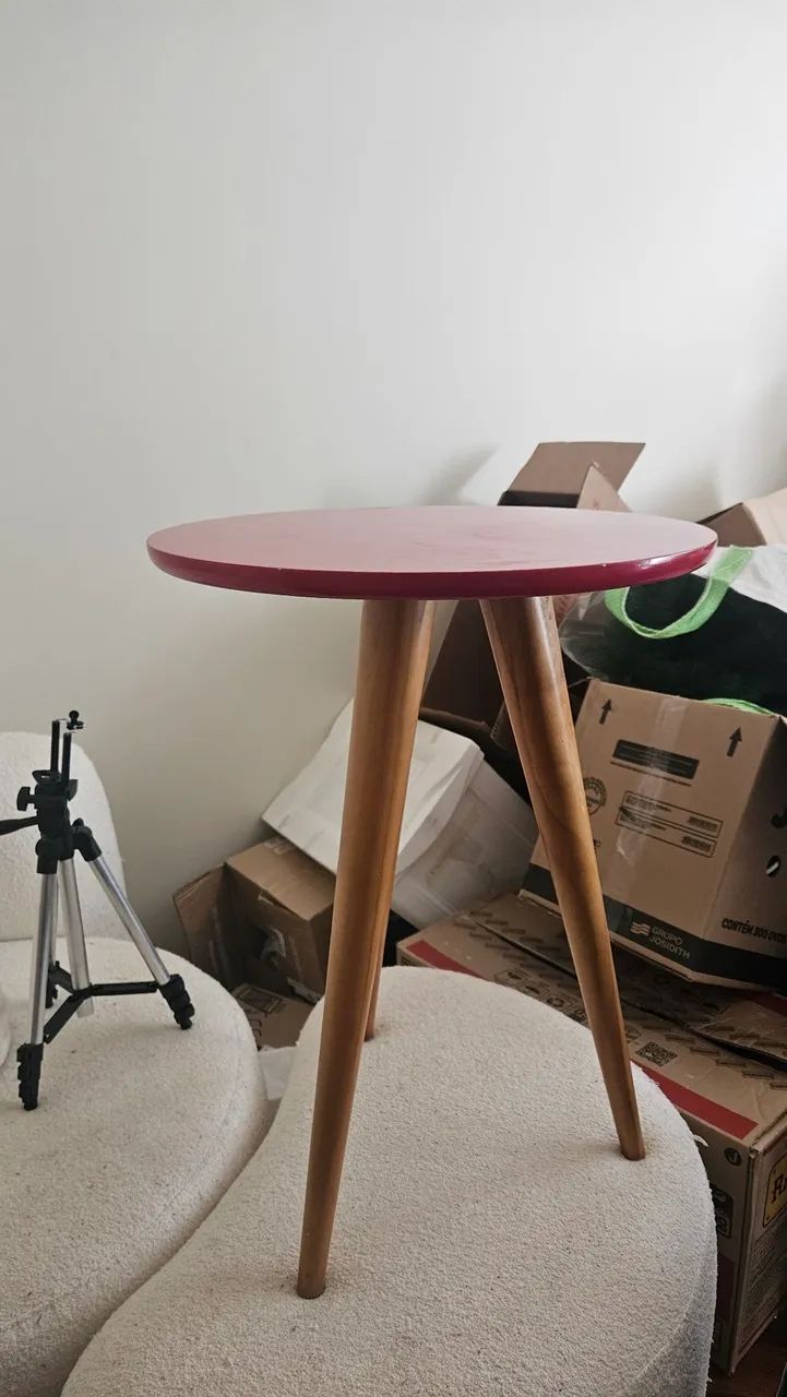 Mesa de canto em laca vermelha - 50cm diâmetro