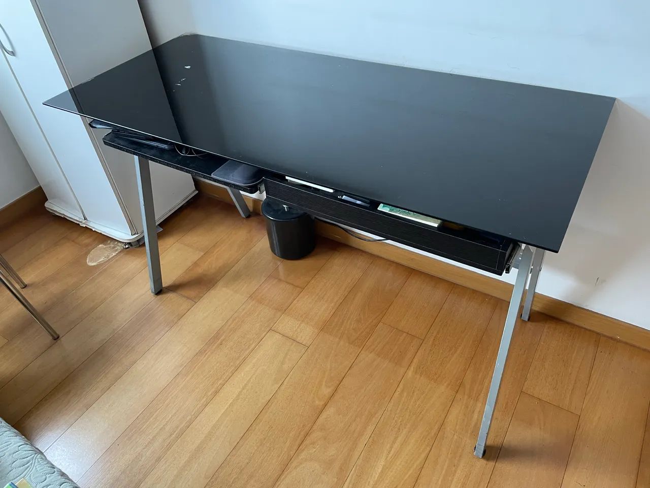 Escrivaninha com tampo de vidro preto  - Foto 2