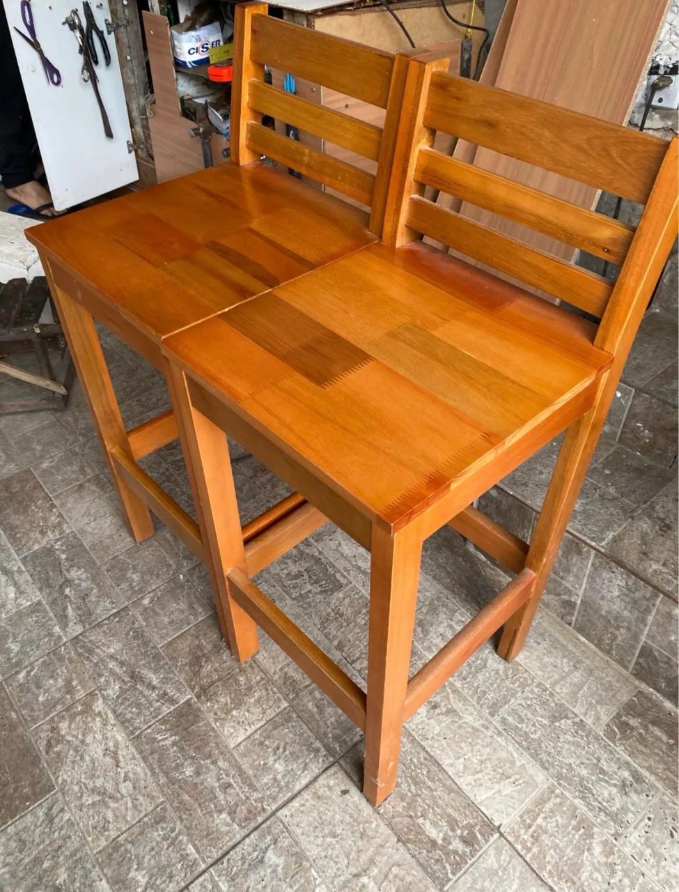 Vende-se 2 banquetas de madeira em excelente estado - Foto 2