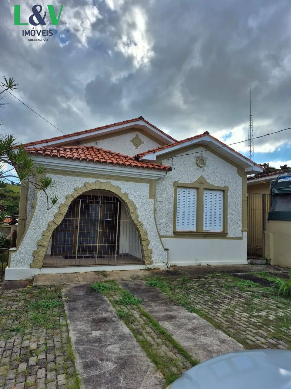 Casa com 7 salas disponível para locação.