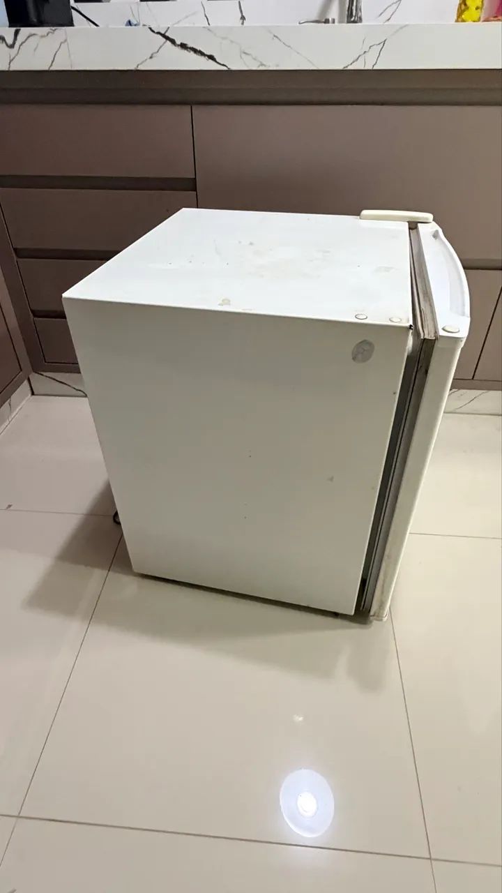 Frigobar Eletrolux 79L RE80 (usado) - Foto 3