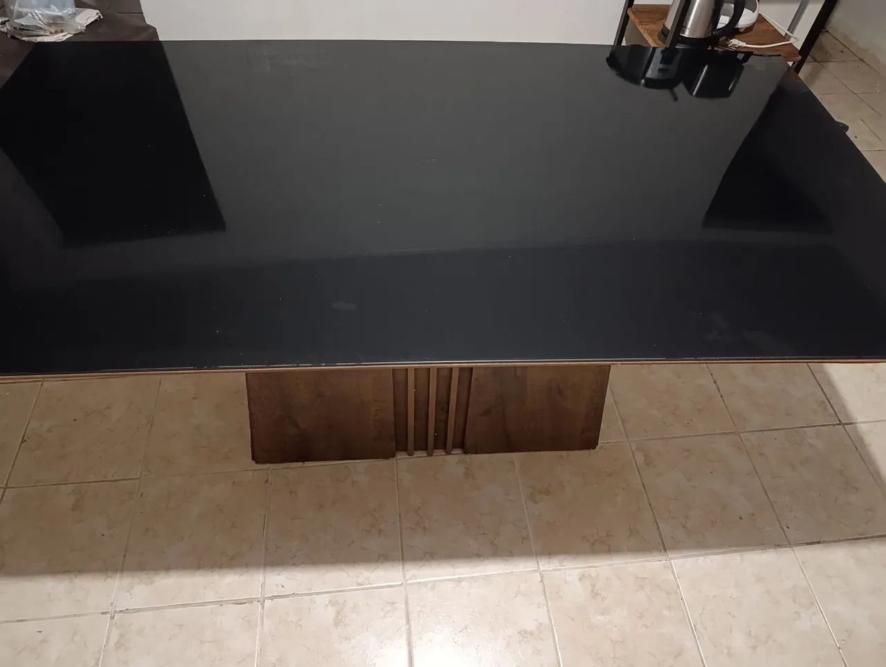 Mesa de jantar em vídro preto