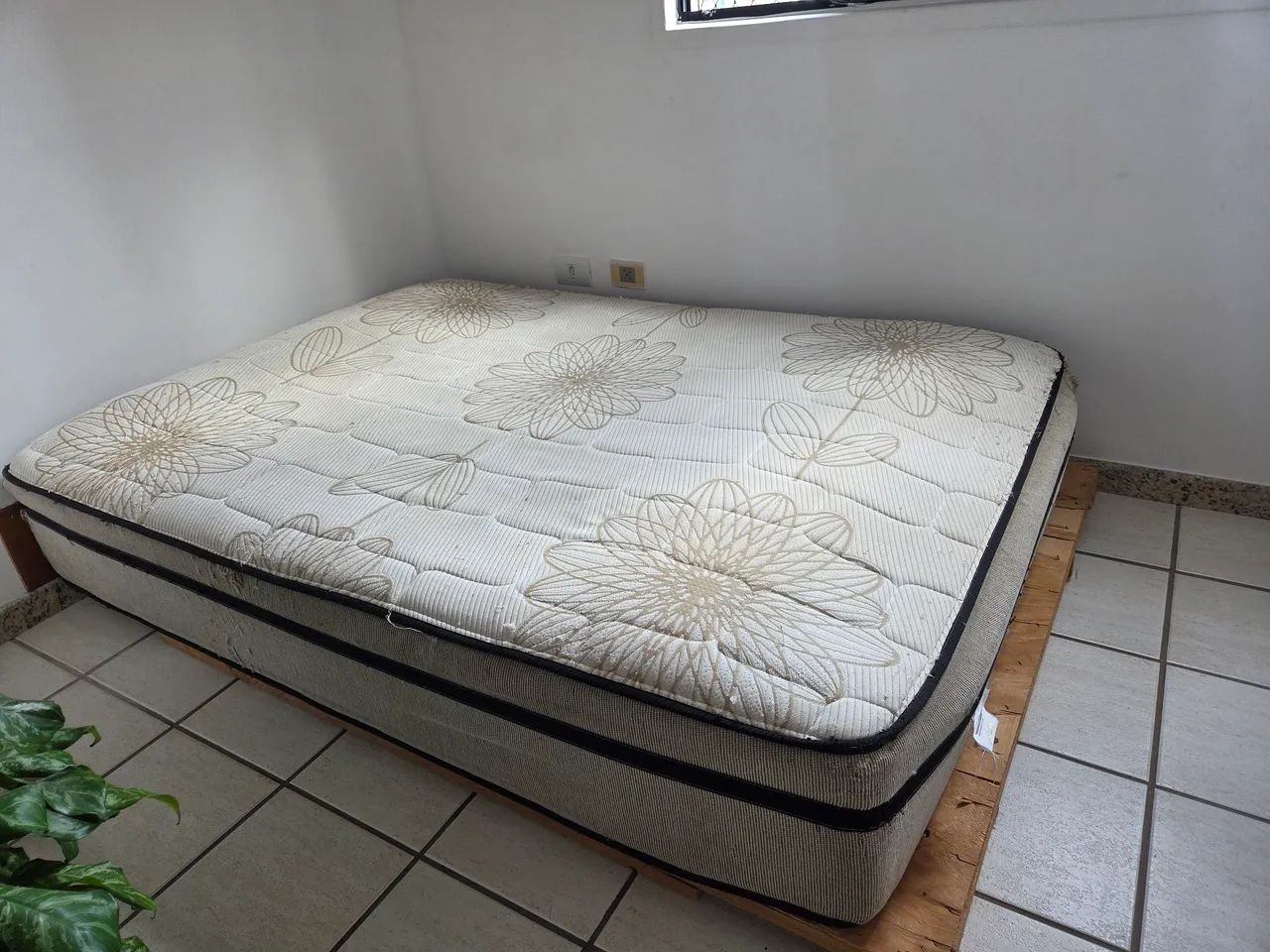Colchão de casal com base de madeira  - Foto 3